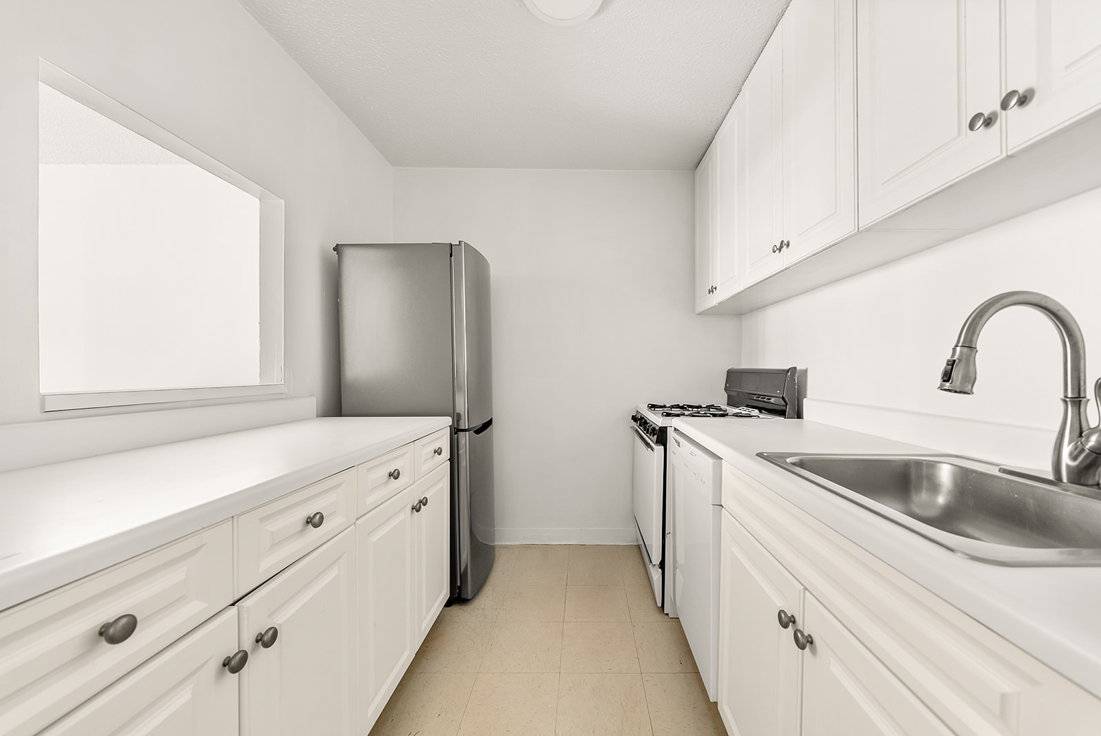 595 Main Street, Unit 817 Manhattan, NY 10044 - Photo 6 of 10