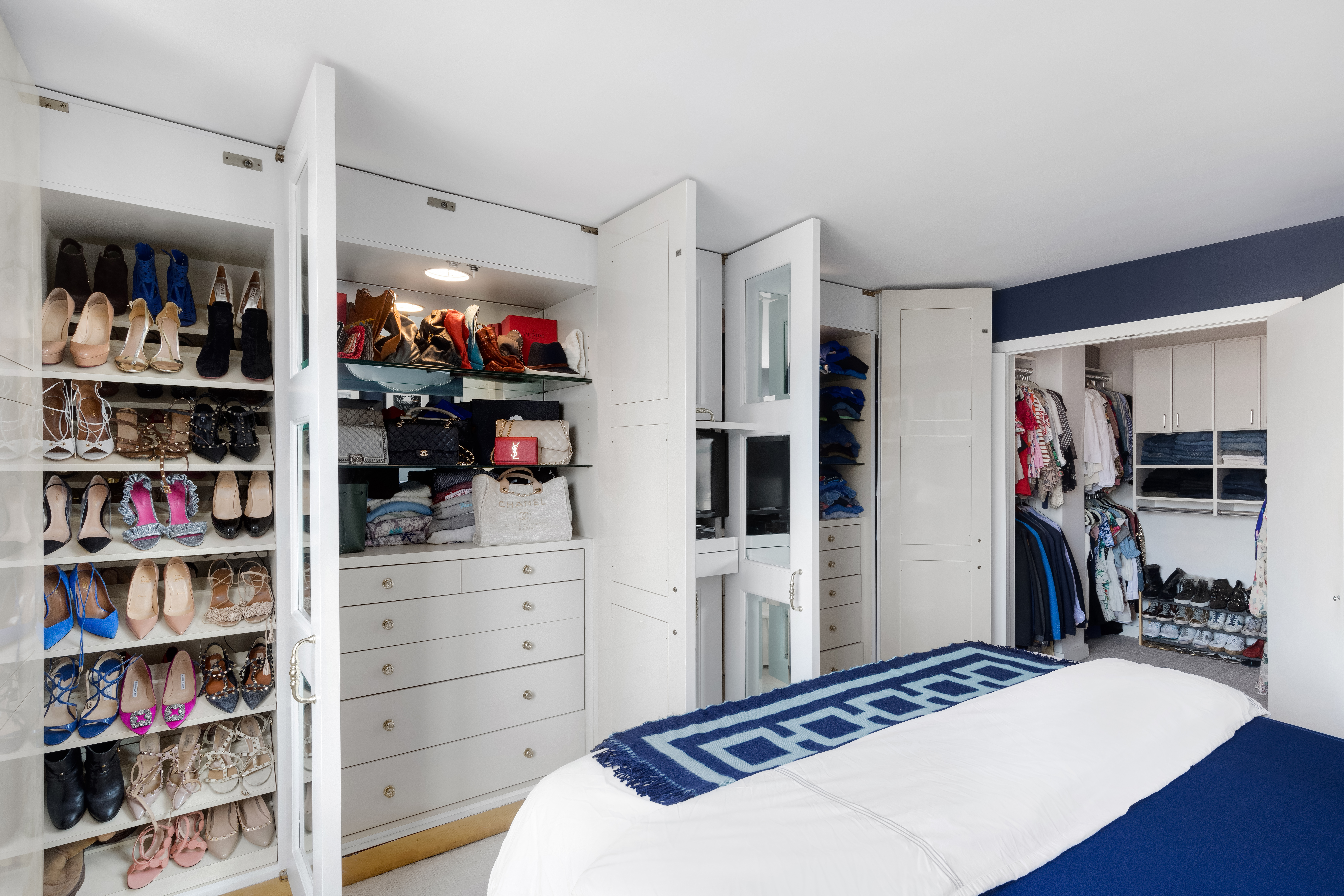 137 East 36th Street, Unit 21F Manhattan, NY 10016 - Photo 10 of 20 a bedroom with a bed and a book shelf