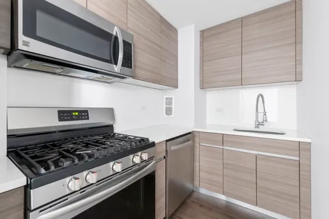 $899,000 | 333 East 34th Street, Unit 10H | Murray Hill