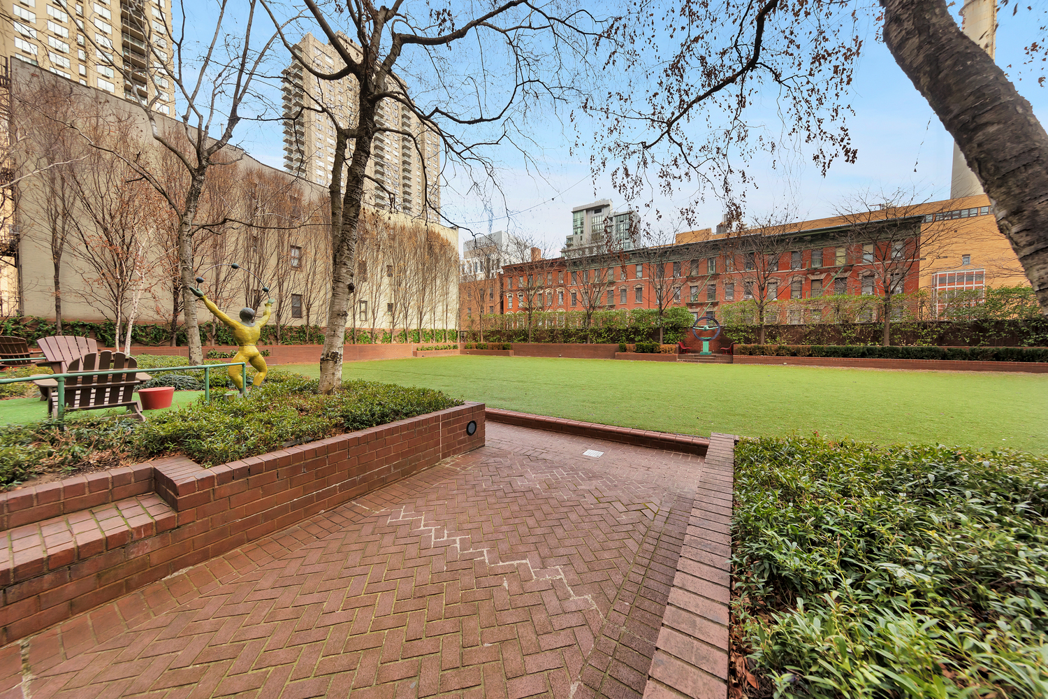 515 East 72nd Street, Unit 36B Manhattan, NY 10021 - Photo 25 of 36 a view of a back yard of the house