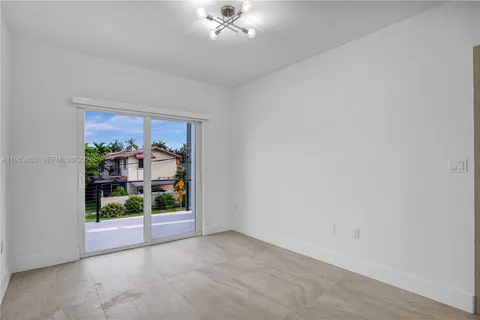 en empty room with window and ceiling fan