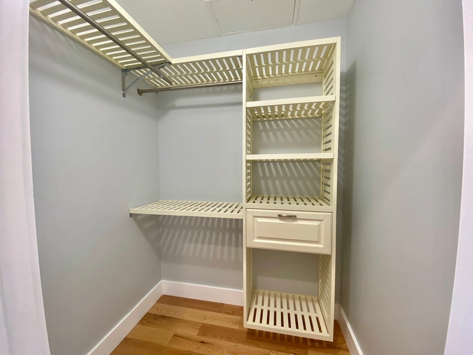 465 6th Avenue, Unit 2 Brooklyn, NY 11215 - Photo 6 of 10 a bathroom with a window