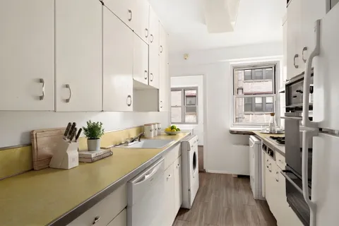 $2,500,000 | 24 Central Park South, Unit 11W | Central Park South