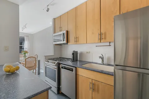$950,000 | 357 East 57th Street, Unit 2D | Sutton Place