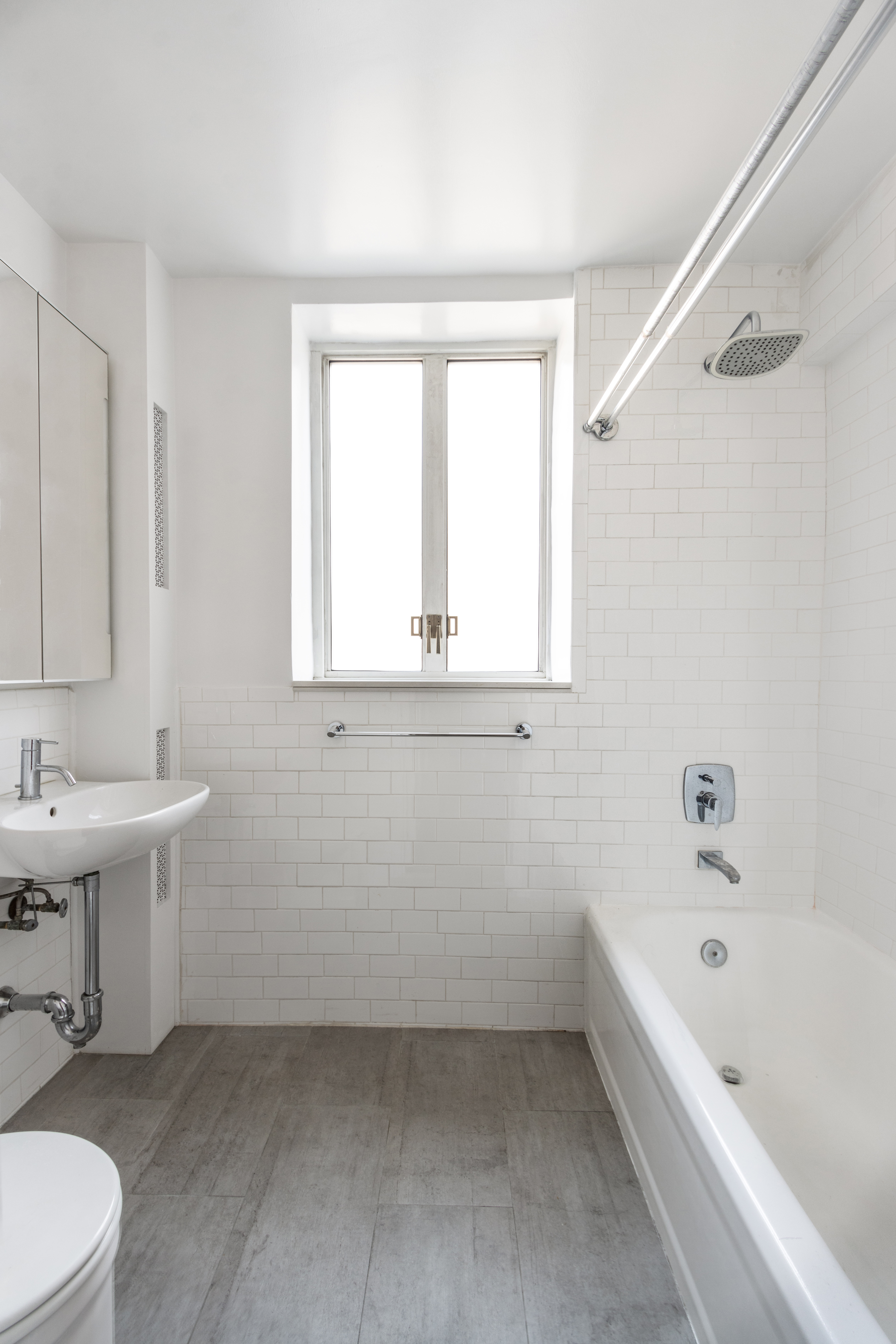 200 West 20th Street, Unit 906 Manhattan, NY 10011 - Photo 4 of 8 a bathroom with a sink a toilet and a bathtub