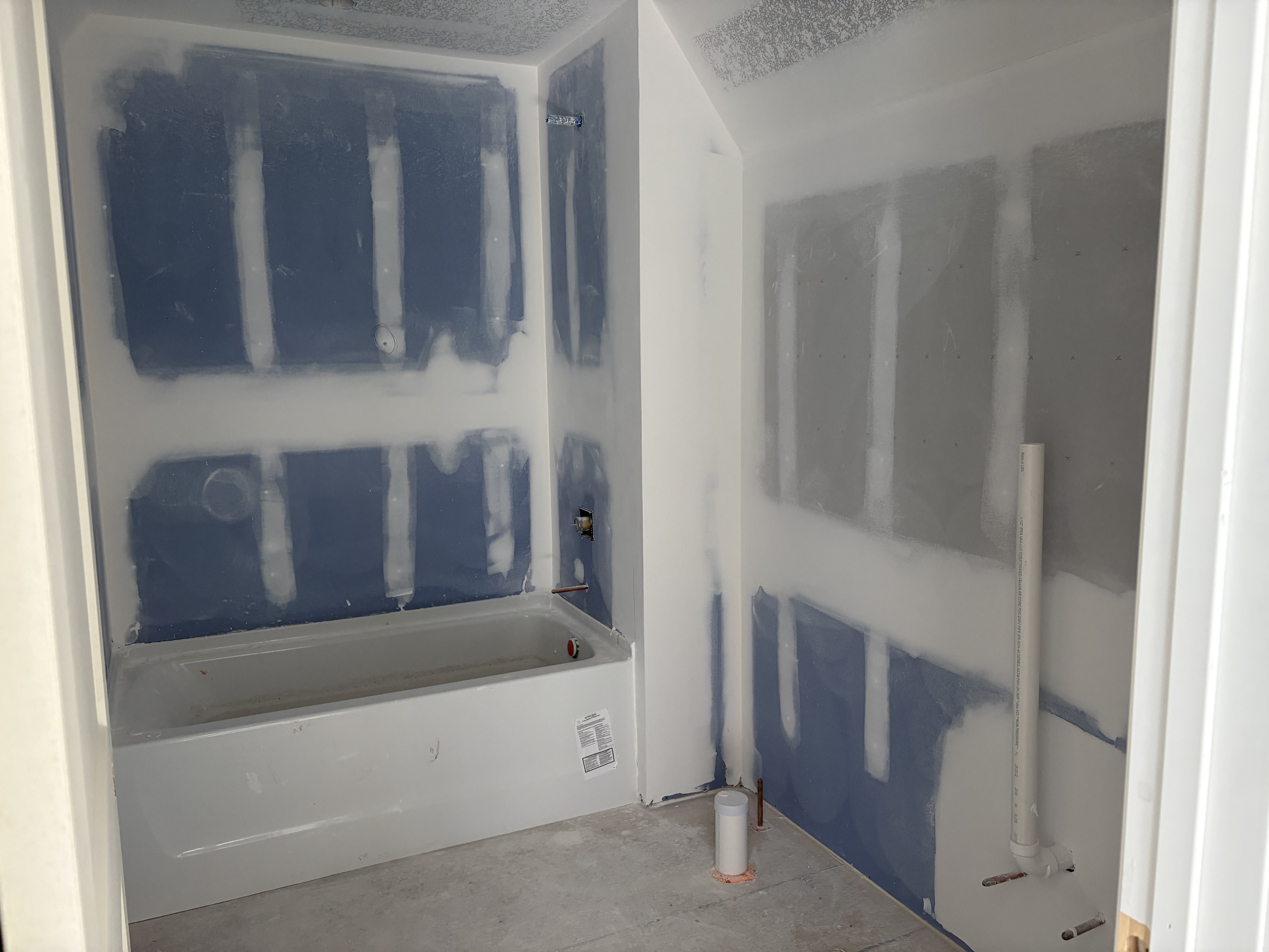 2949 Pace Road Clarksville, TN 37043 - Photo 14 of 18 a bathroom with bathtub and shower