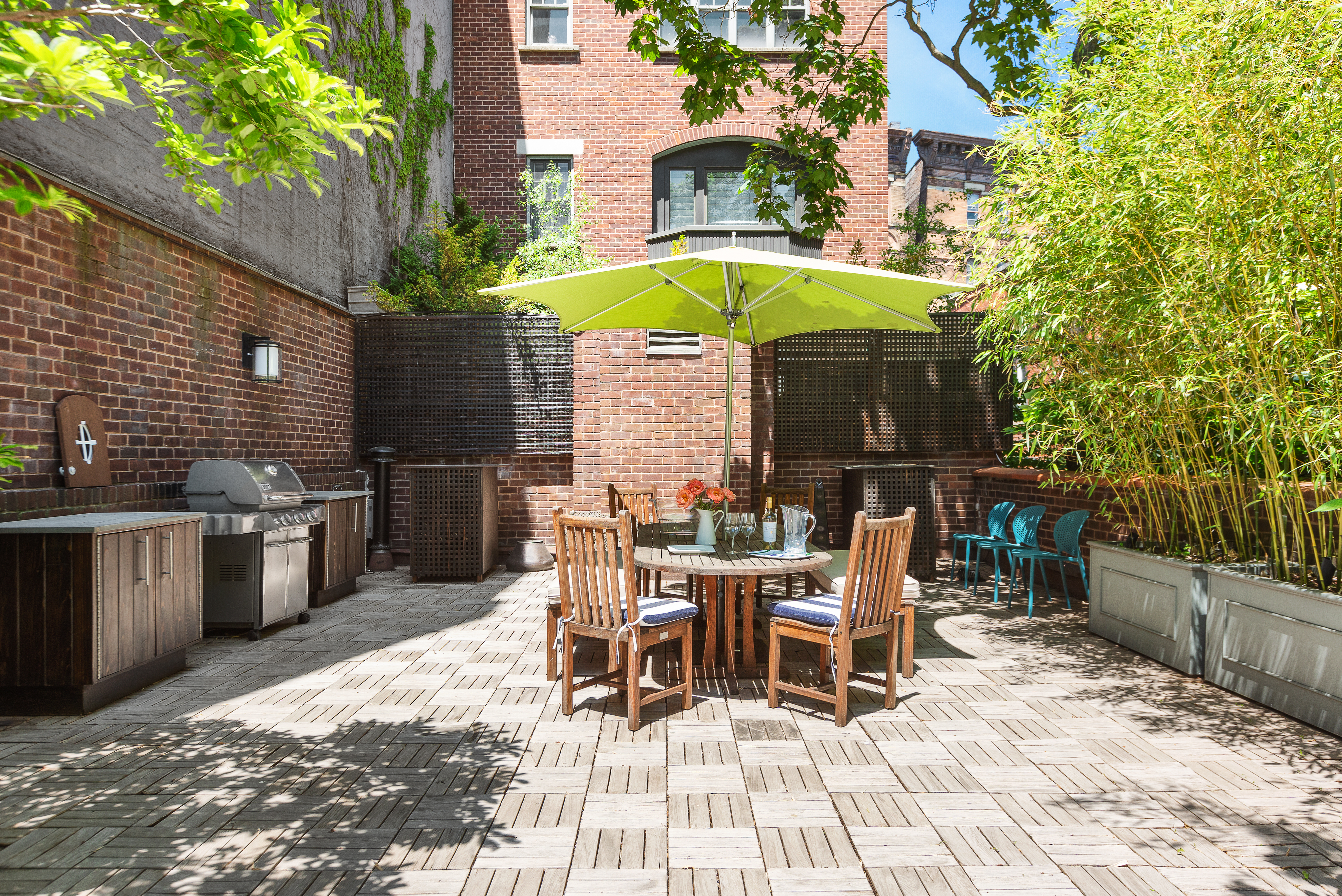 687 Greenwich Street, Unit TH7 Manhattan, NY 10014 - Photo 18 of 23 a view of a dinning tables and chairs in the patio