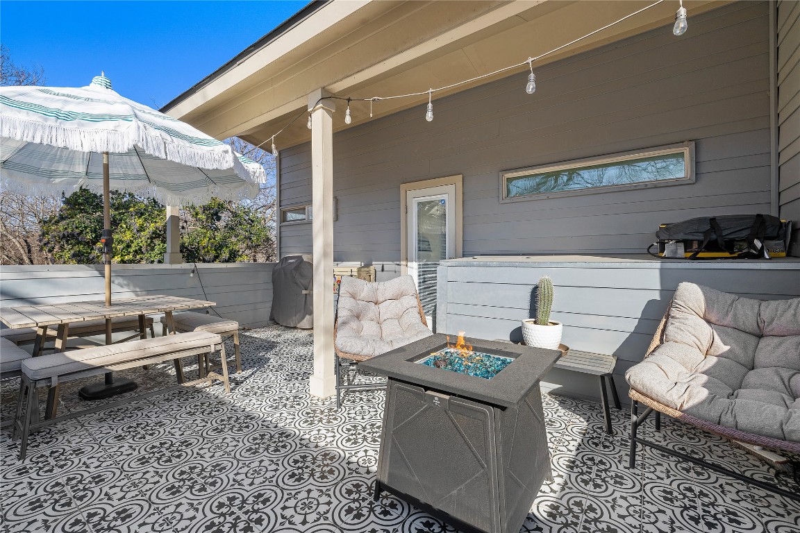 1402 Singleton Avenue, Unit B Austin, TX 78702 - Photo 22 of 26 a outdoor living space with furniture and white walls