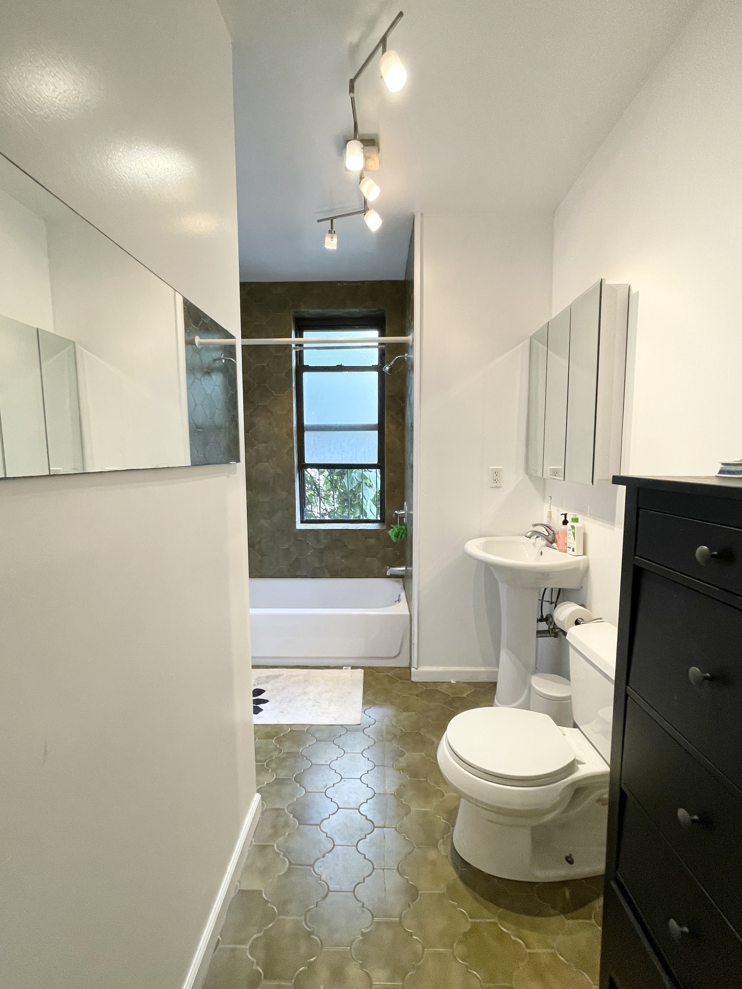 447 Jefferson Avenue, Unit 3L Brooklyn, NY 11221 - Photo 8 of 13 a bathroom with a toilet a sink and bathtub