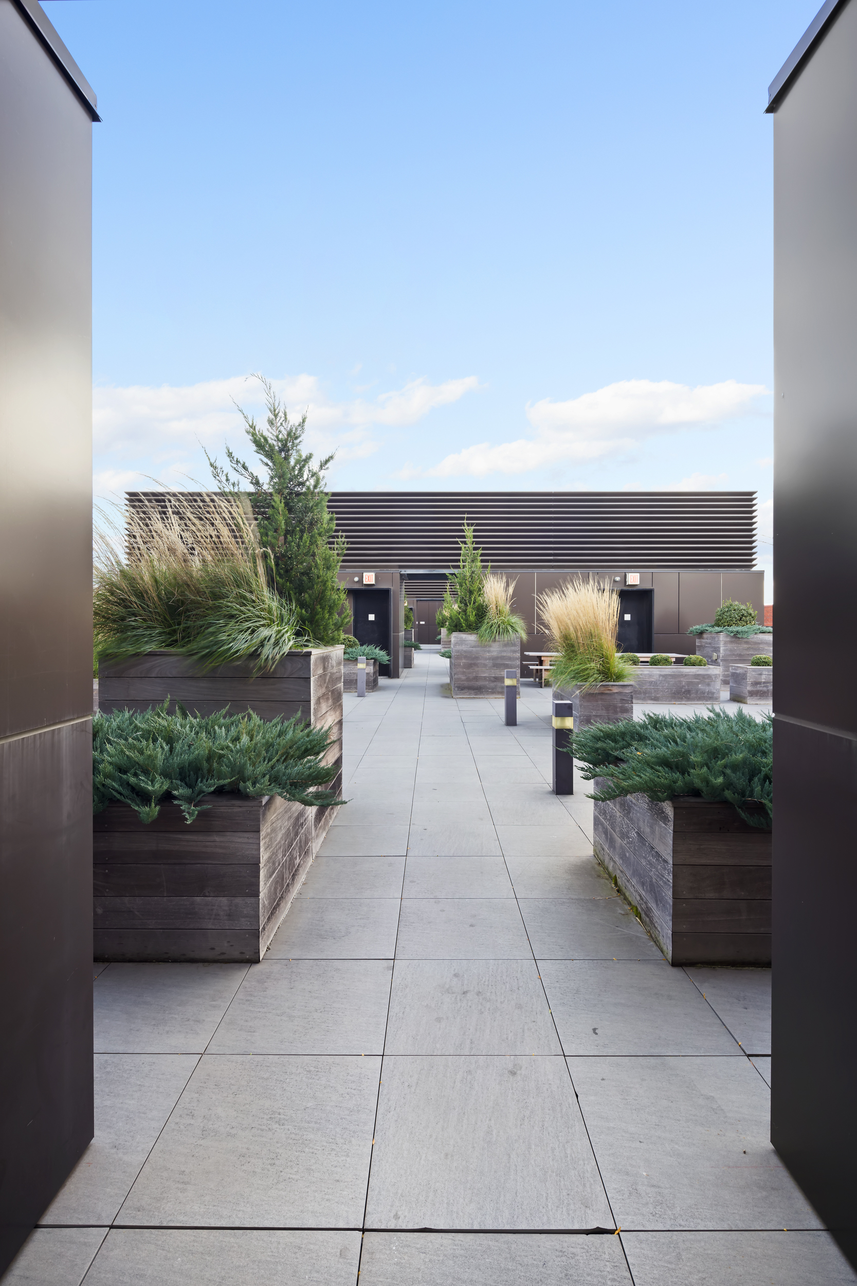 429 Kent Avenue, Unit TH2 Brooklyn, NY 11249 - Photo 32 of 34 a lobby with garden and furniture