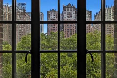 $520,000 | 320 East 42nd Street, Unit 918 | Murray Hill