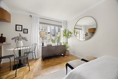 $640,000 | 166 East 63rd Street, Unit 8L | Lenox Hill