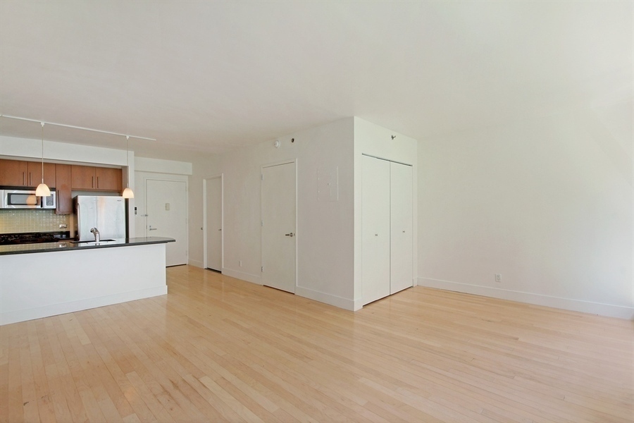 242 East 25th Street, Unit 4D Manhattan, NY 10010 - Photo 4 of 7