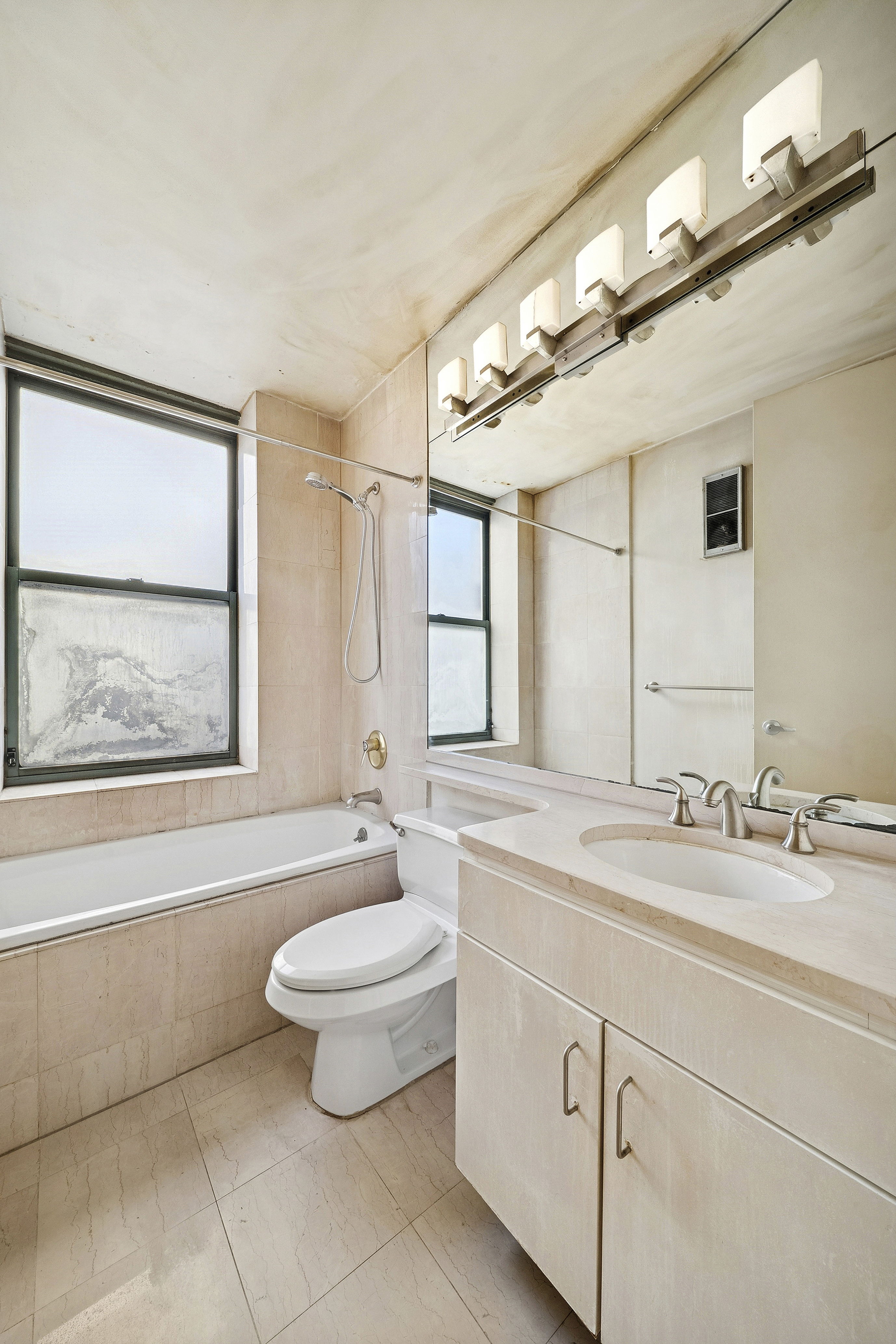 21 South End Avenue, Unit 528 Manhattan, NY 10280 - Photo 5 of 9