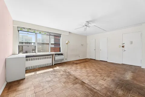 $385,000 | 300 East 71st Street, Unit 15D | Lenox Hill