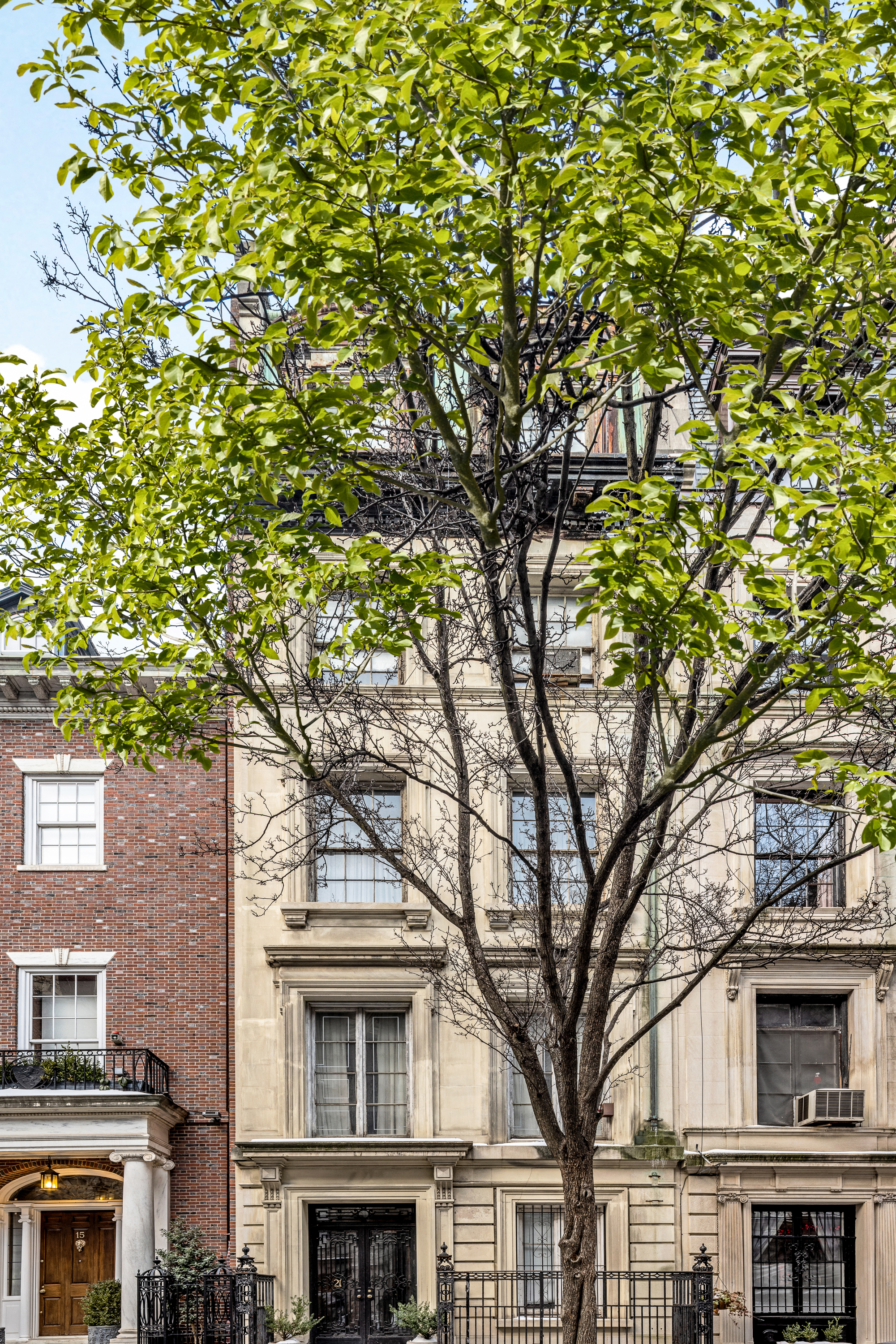 21 East 81st Street Manhattan, NY 10028 - Photo 2 of 21 a front view of a building with large trees
