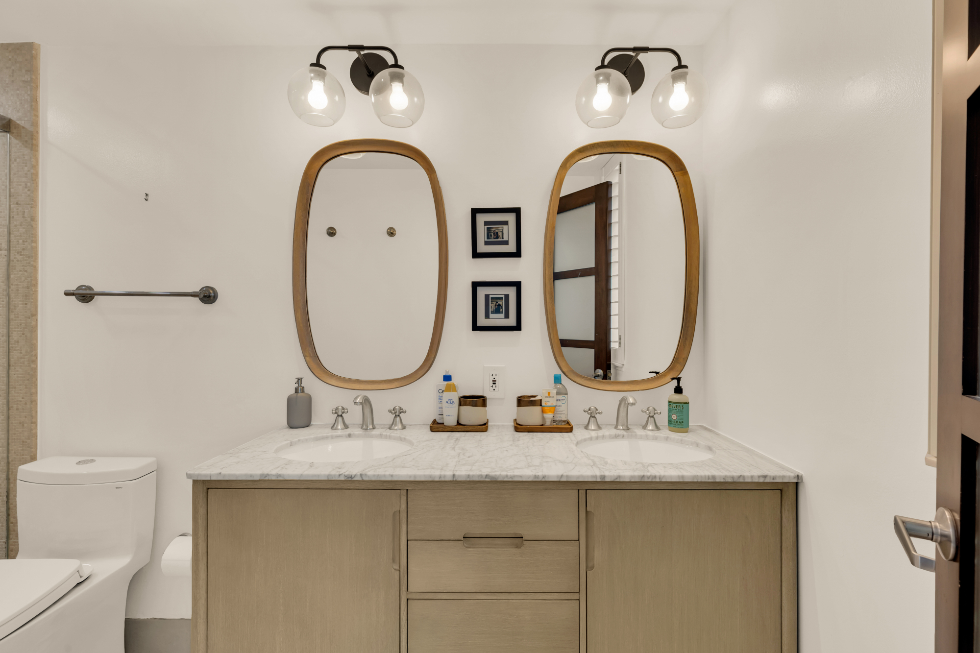 2127 California Street Northwest, Unit 505 Washington, DC 20008 - Photo 32 of 40 a bathroom with 2 sink and a mirror
