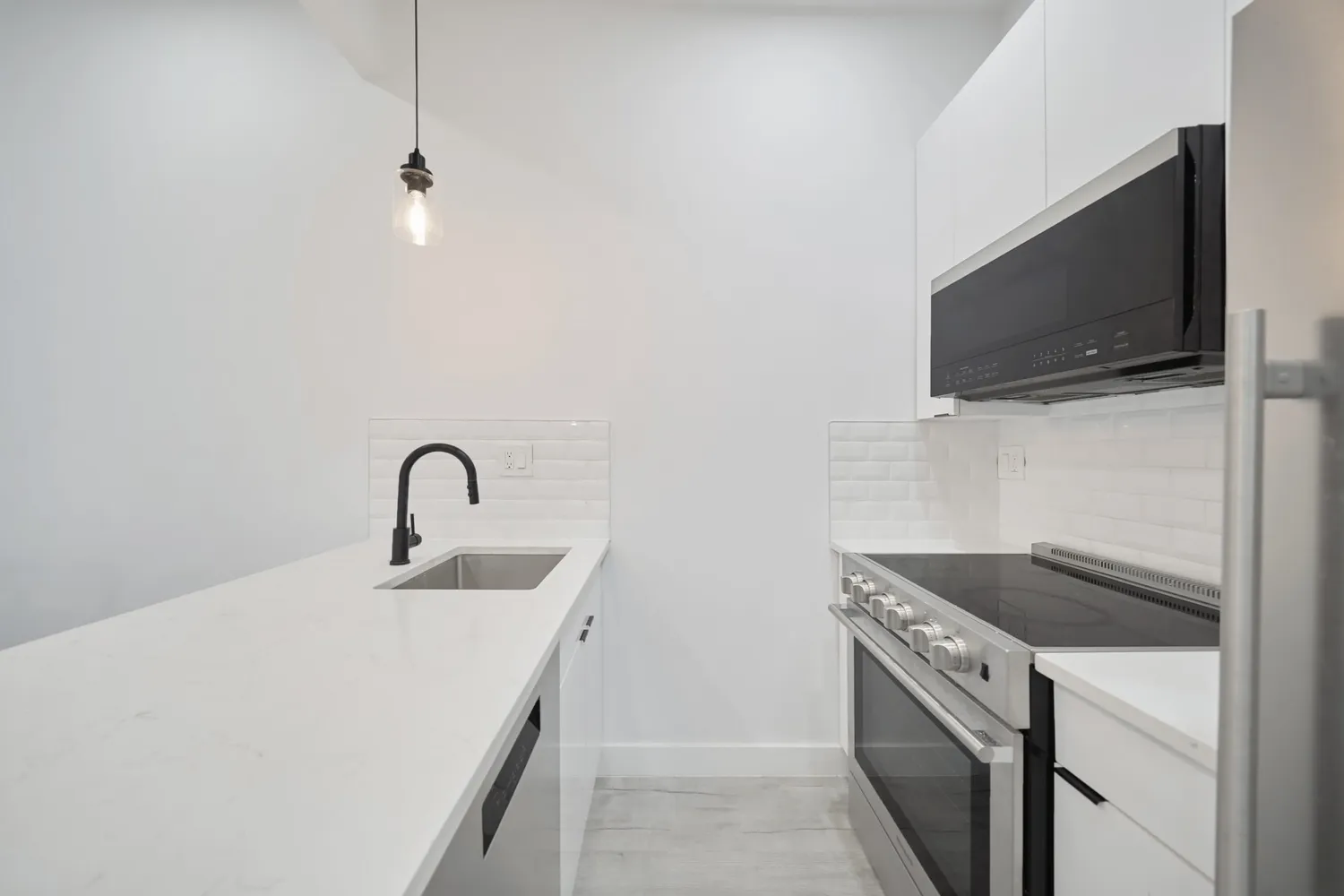 $6,995 | 723 11th Avenue, Unit 1 | Hell's Kitchen