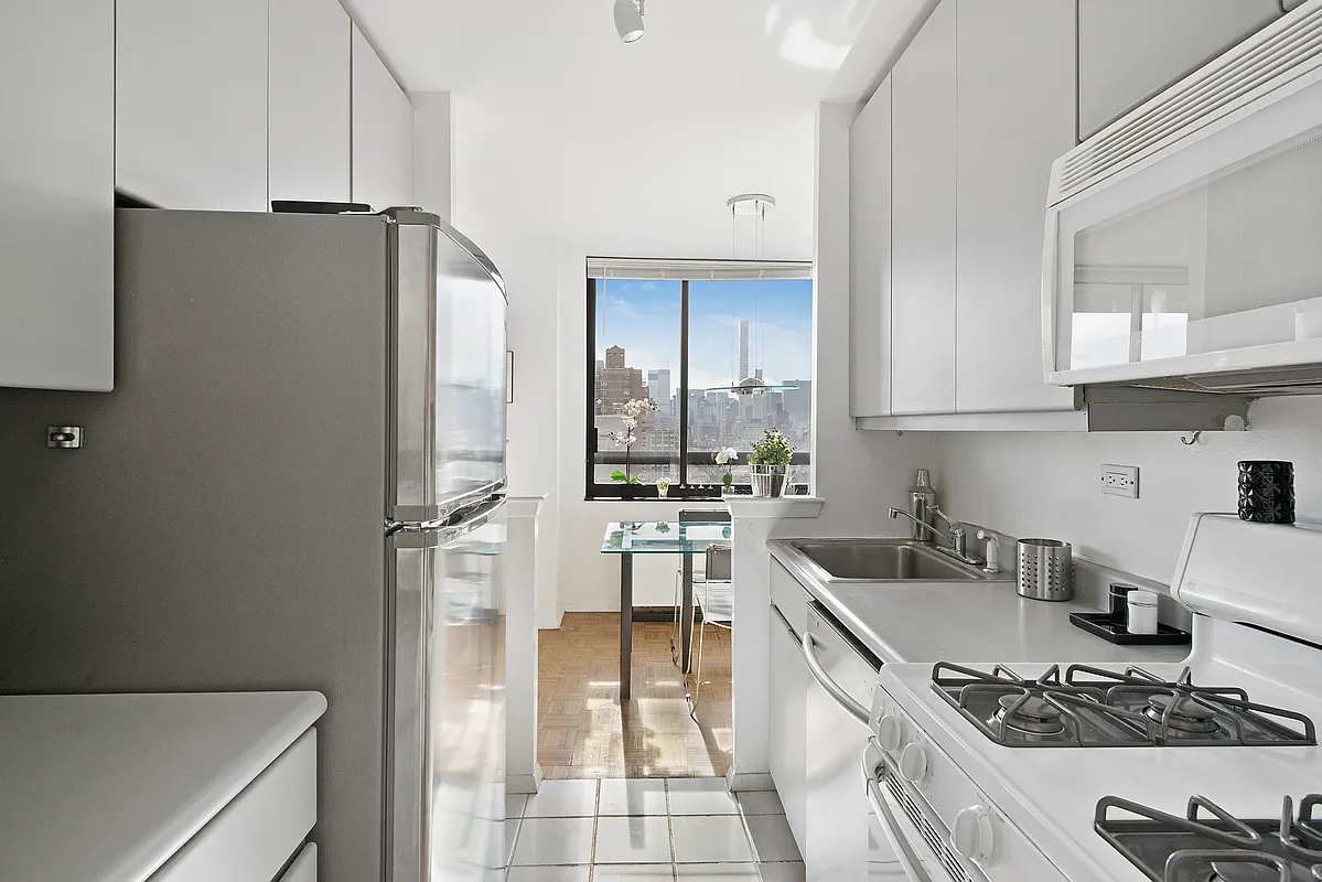 171 East 84th Street, Unit 25A Manhattan, NY 10028 - Photo 2 of 10