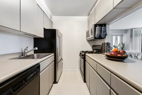 $675,000 | 400 East 70th Street, Unit 1108 | Lenox Hill