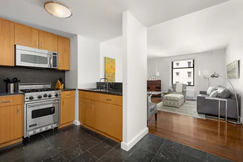 $995,000 | 100 West 58th Street, Unit 15E | Midtown Central