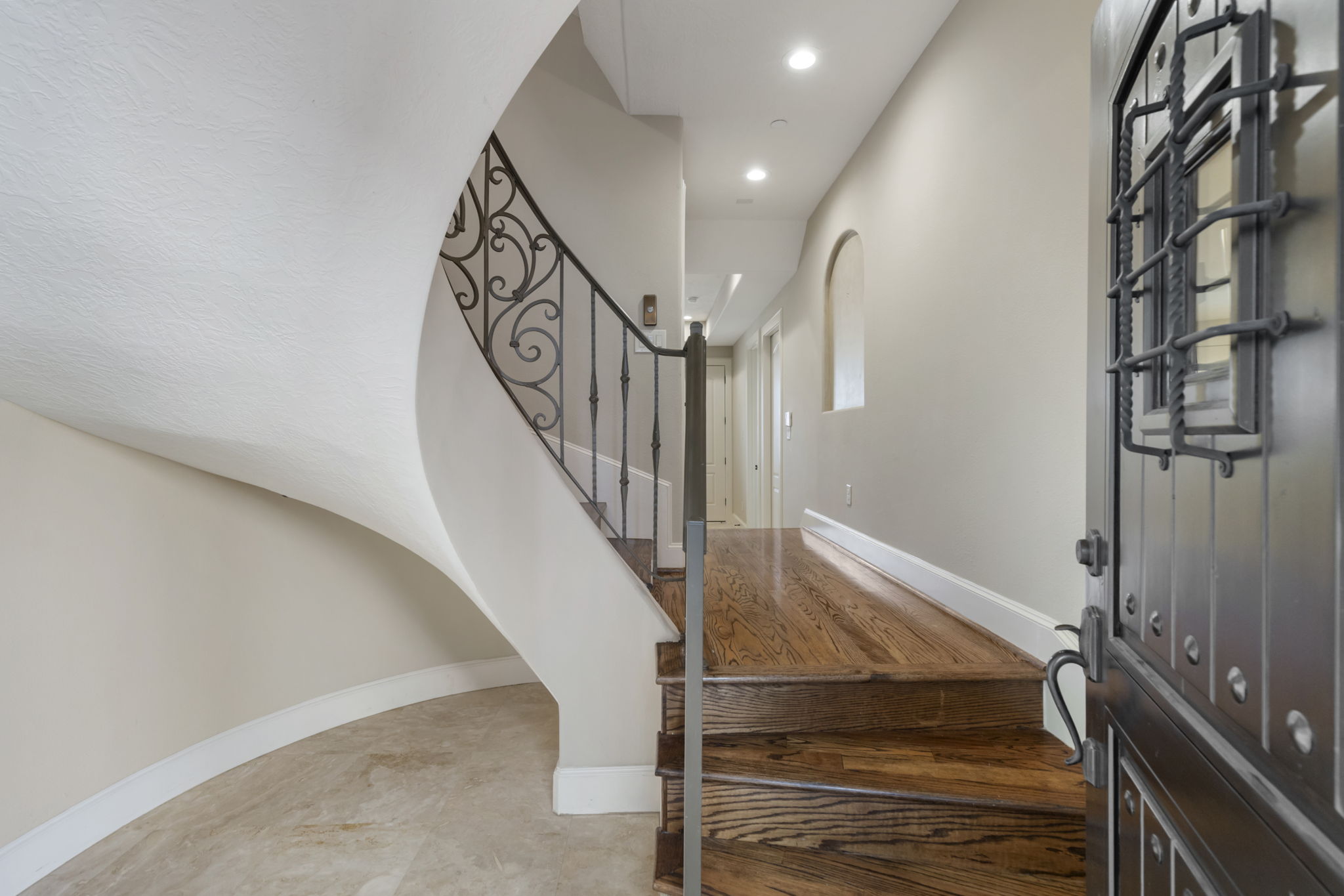 5407 Feagan Street Houston, TX 77007 - Photo 3 of 43 a view of entryway