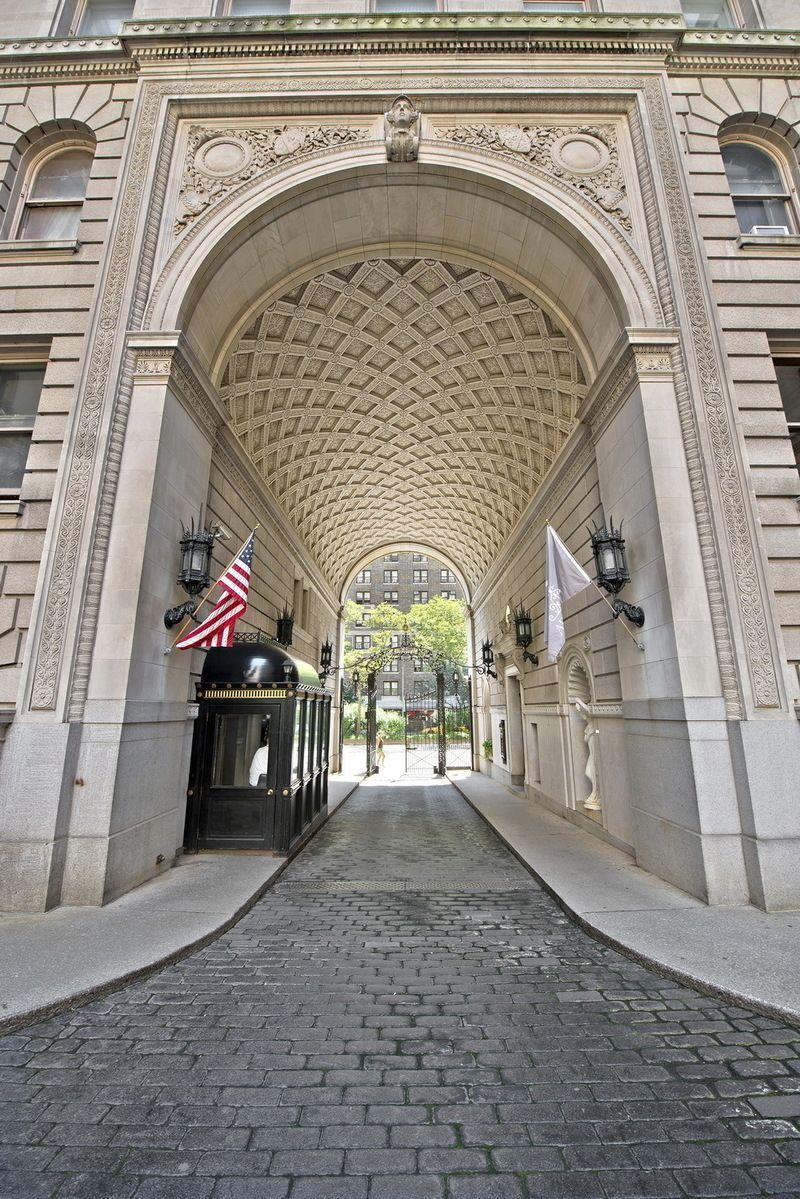 390 West End Avenue, Unit PHK Manhattan, NY 10024 - Photo 21 of 27 a view of front door