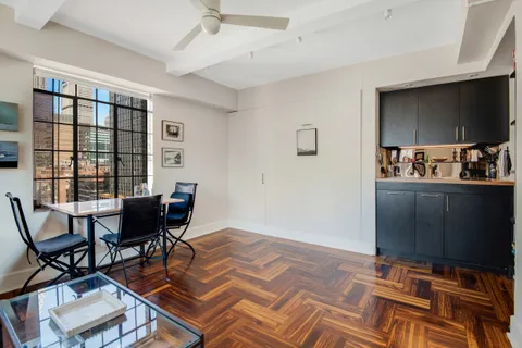 $400,000 | 320 East 42nd Street, Unit 2510 | Murray Hill