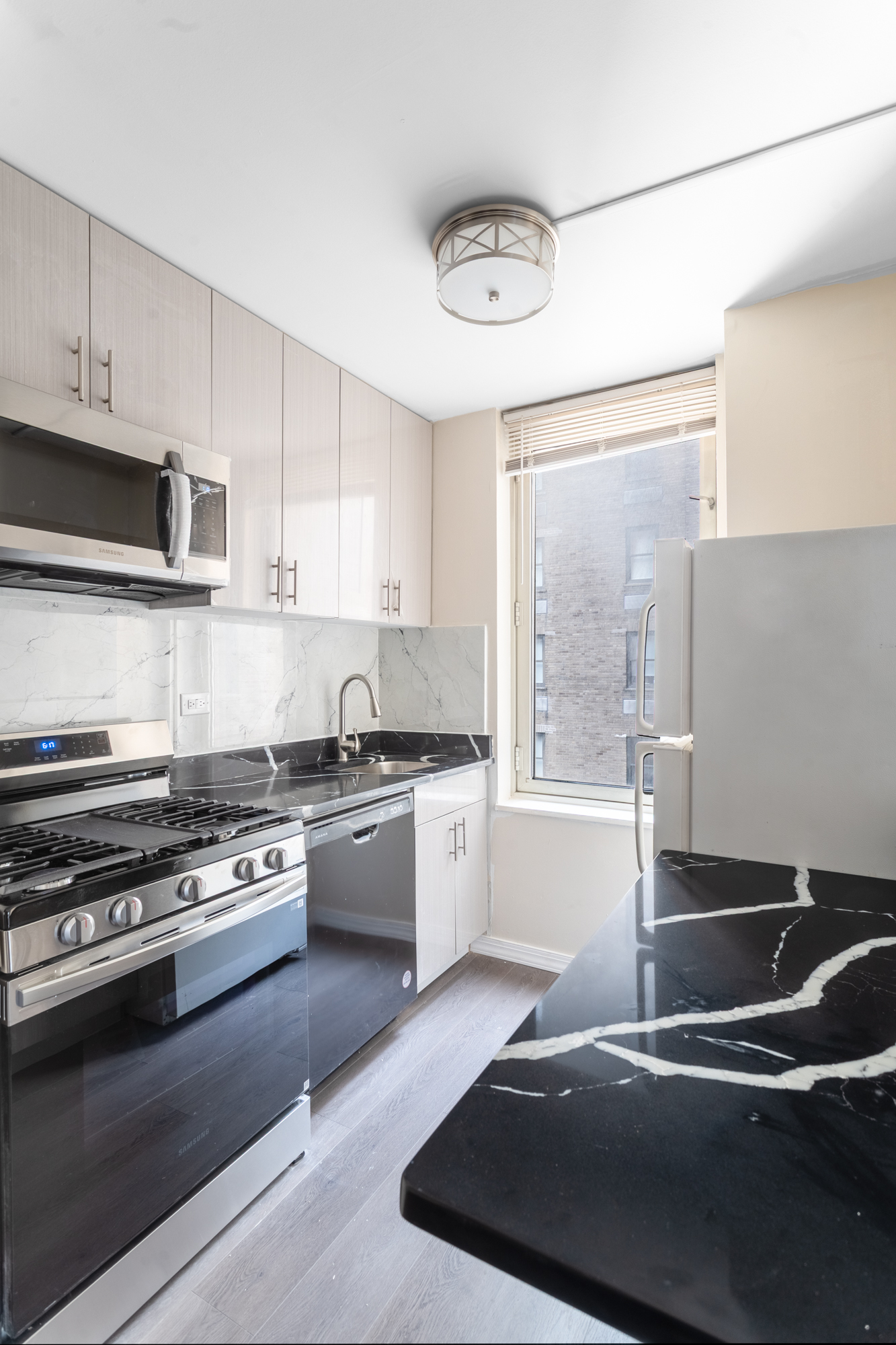 145 East 48th Street, Unit 12B Manhattan, NY 10017 - Photo 2 of 12