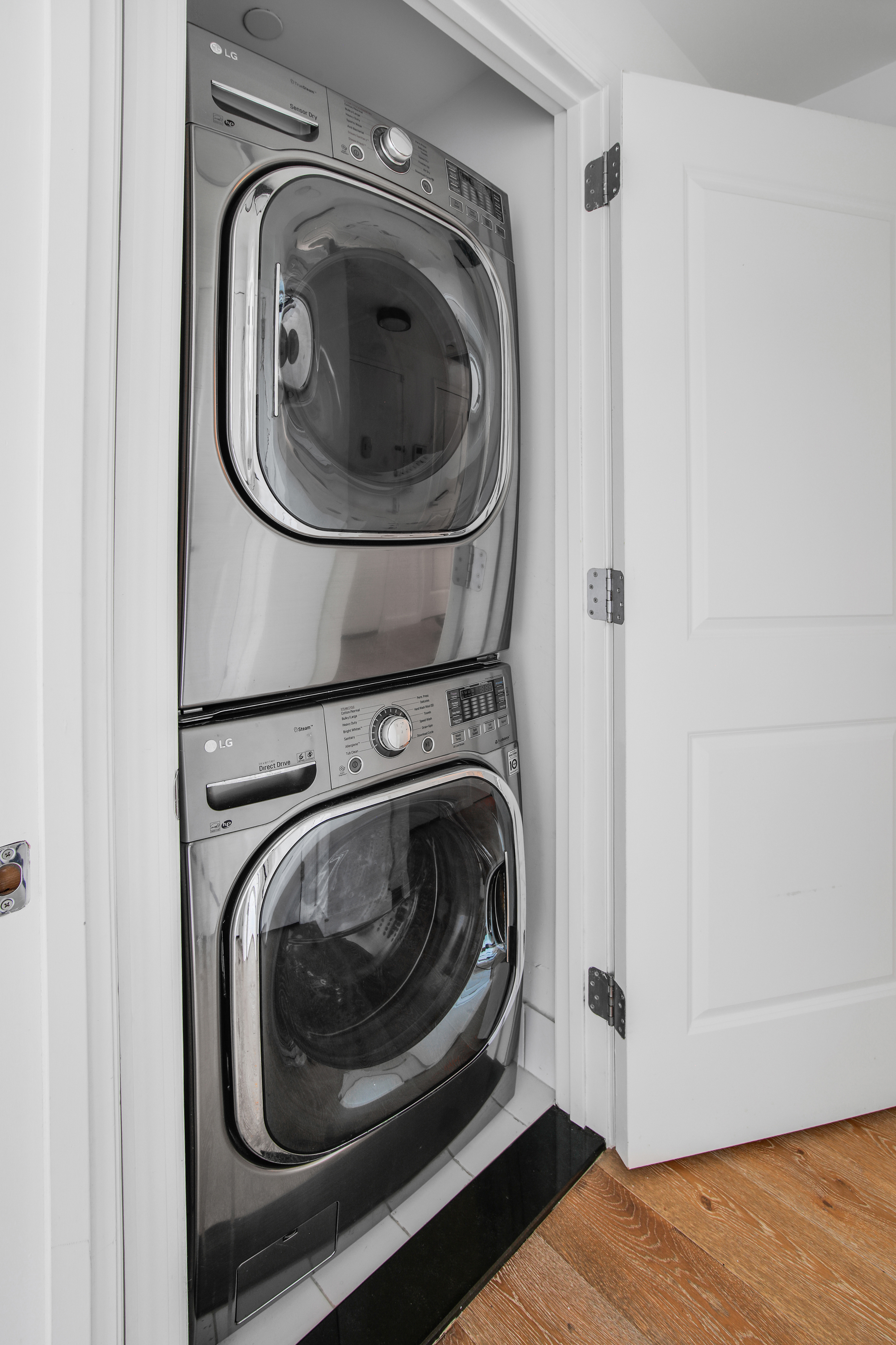 3041 Ocean Avenue, Unit PH4 Brooklyn, NY 11235 - Photo 12 of 18 a utility room with dryer and washer