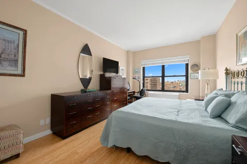 $950,000 | 140 West End Avenue, Unit 30M | Upper West Side