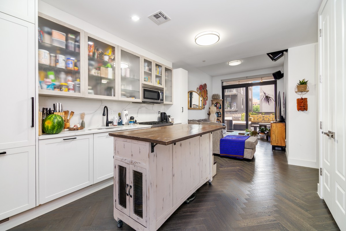 11-12 44th Drive, Unit 2B Queens, NY 11101 - Photo 2 of 15