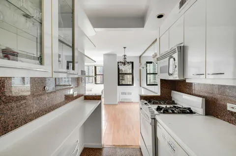 $995,000 | 357 East 57th Street, Unit 5D | Sutton Place