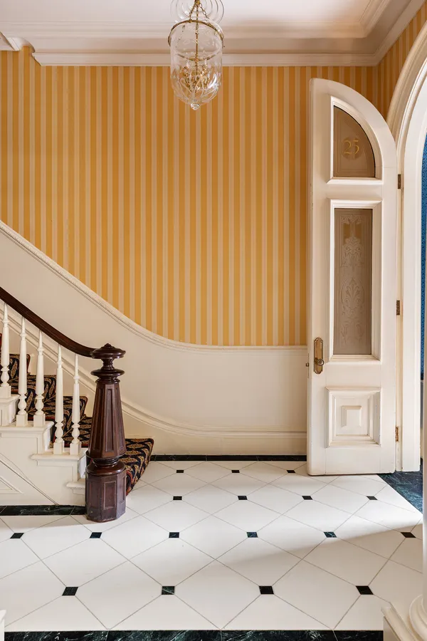 a black and white photo of a picture