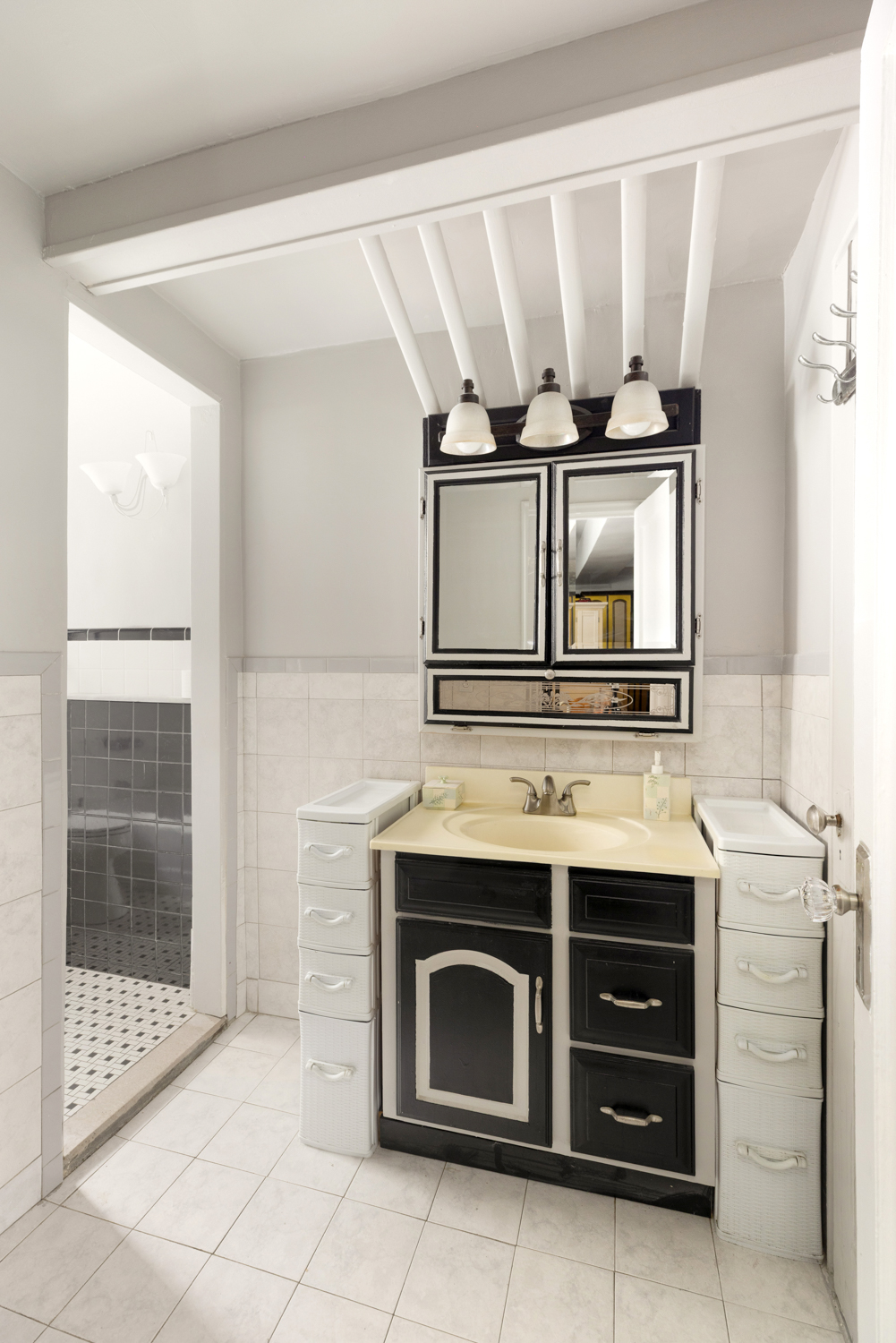 400 Riverside Drive, Unit K Manhattan, NY 10025 - Photo 20 of 22 a stove top oven sitting inside of a kitchen