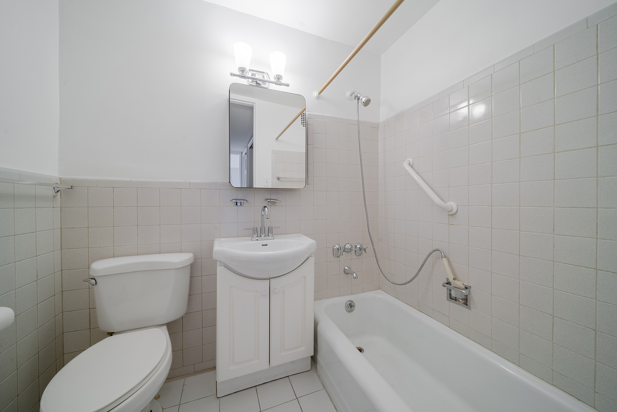 195 Willoughby Avenue, Unit 1517/1518 Brooklyn, NY 11205 - Photo 10 of 11 a bathroom with a sink toilet and shower