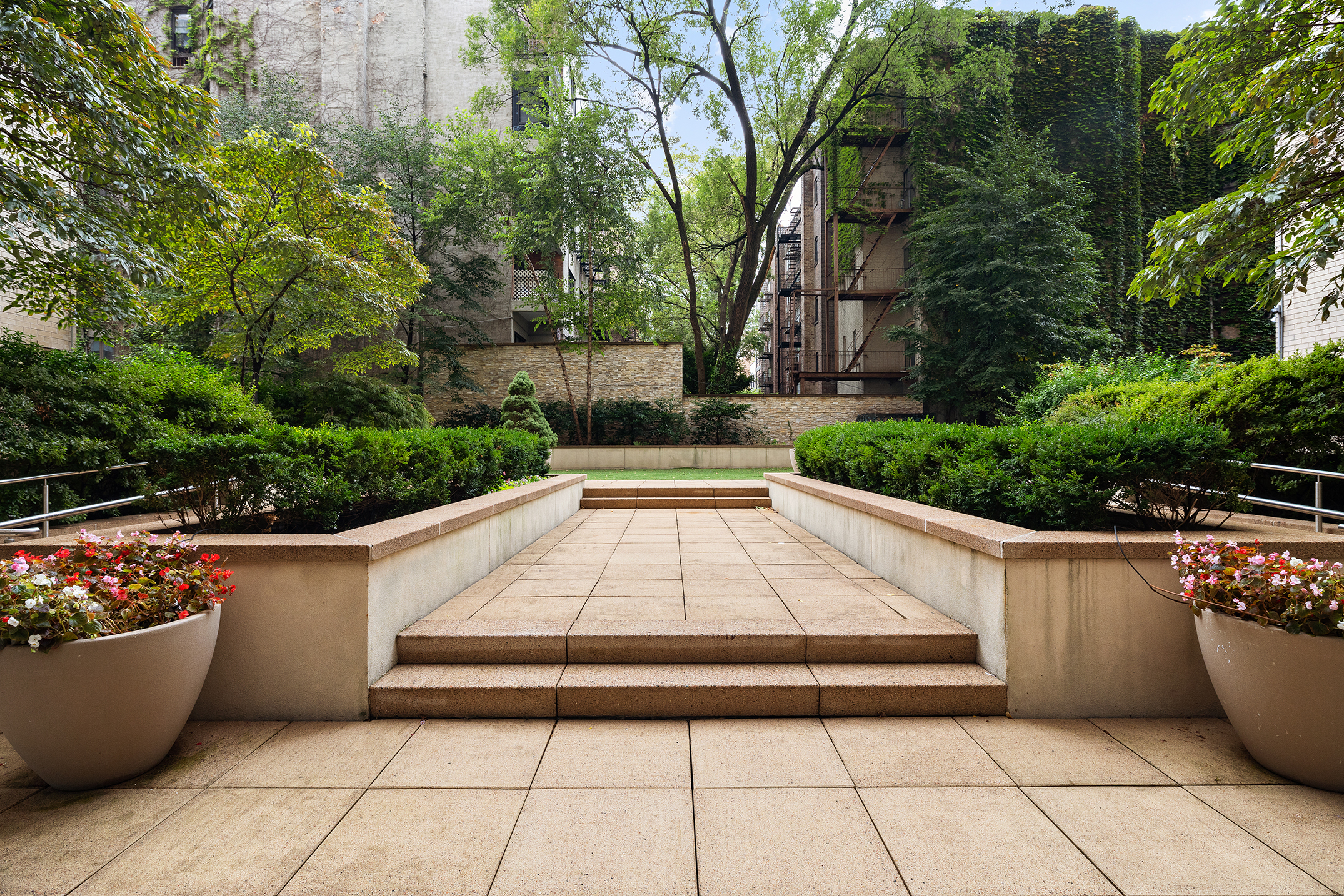 180 East End Avenue, Unit 1C Manhattan, NY 10128 - Photo 15 of 19 a view of outdoor space and swimming pool