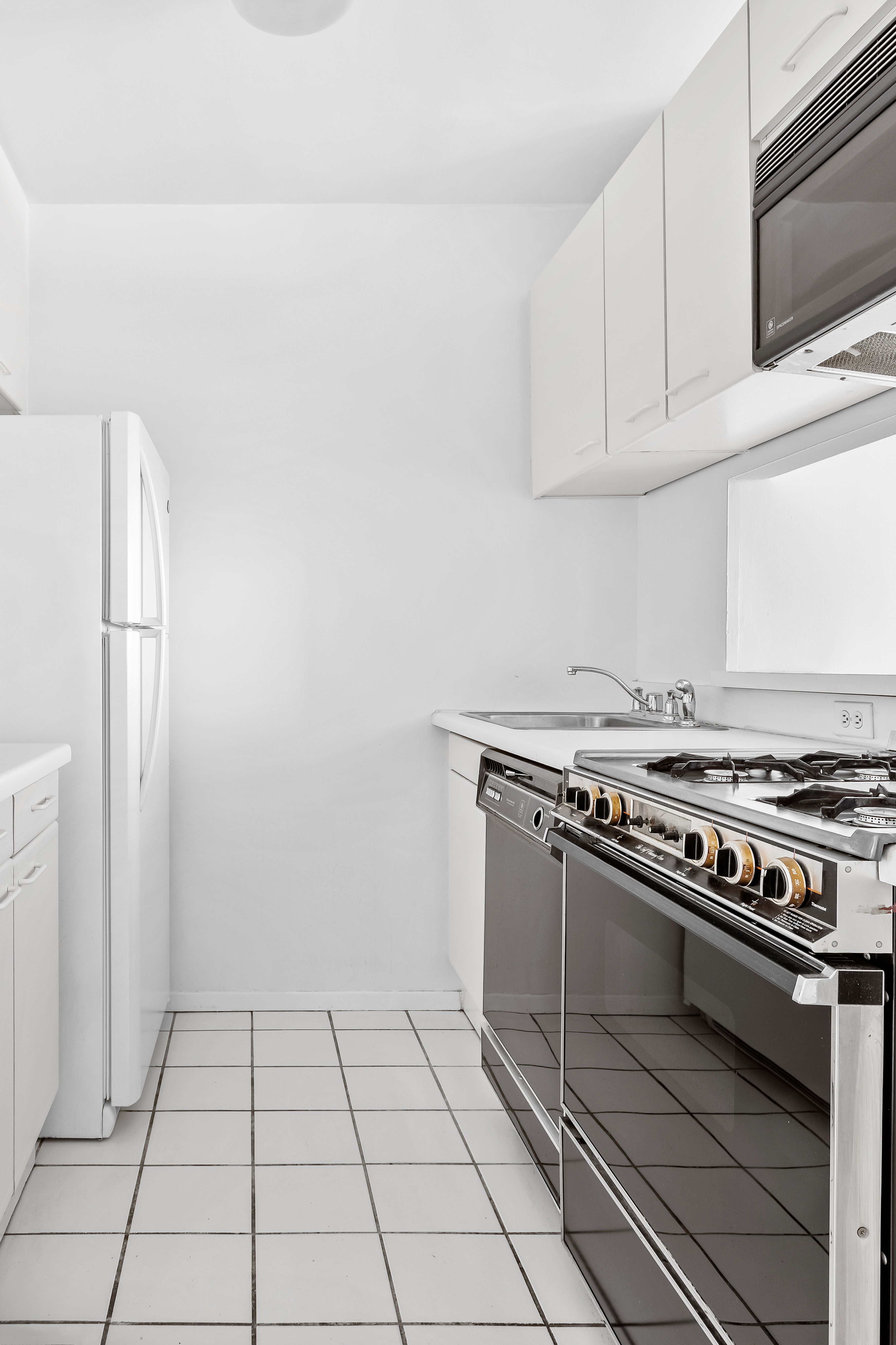 200 East 89th Street, Unit 18D Manhattan, NY 10128 - Photo 4 of 8