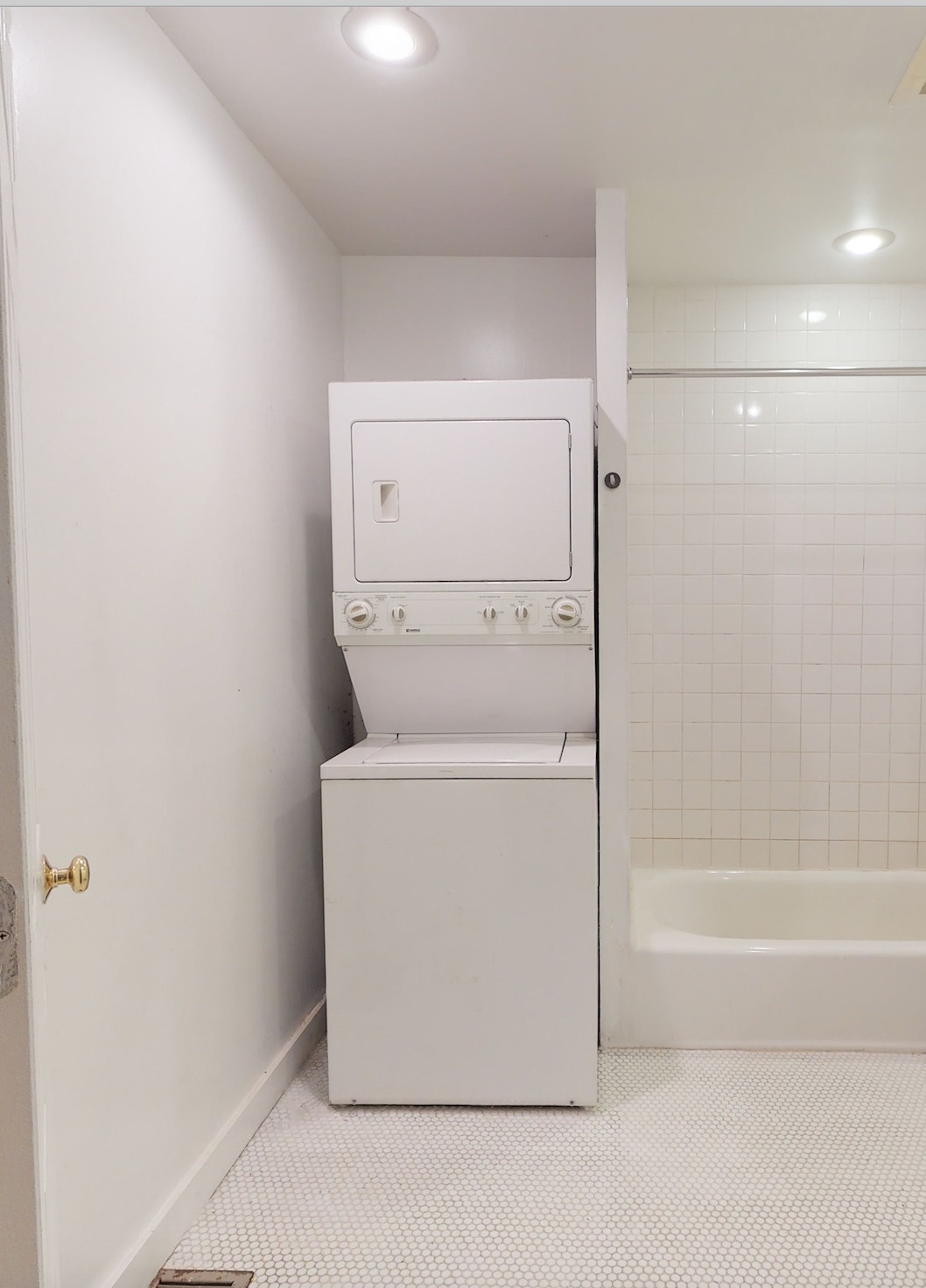 136 West 121st Street, Unit 1 Manhattan, NY 10027 - Photo 4 of 4 a utility room with dryer and washer