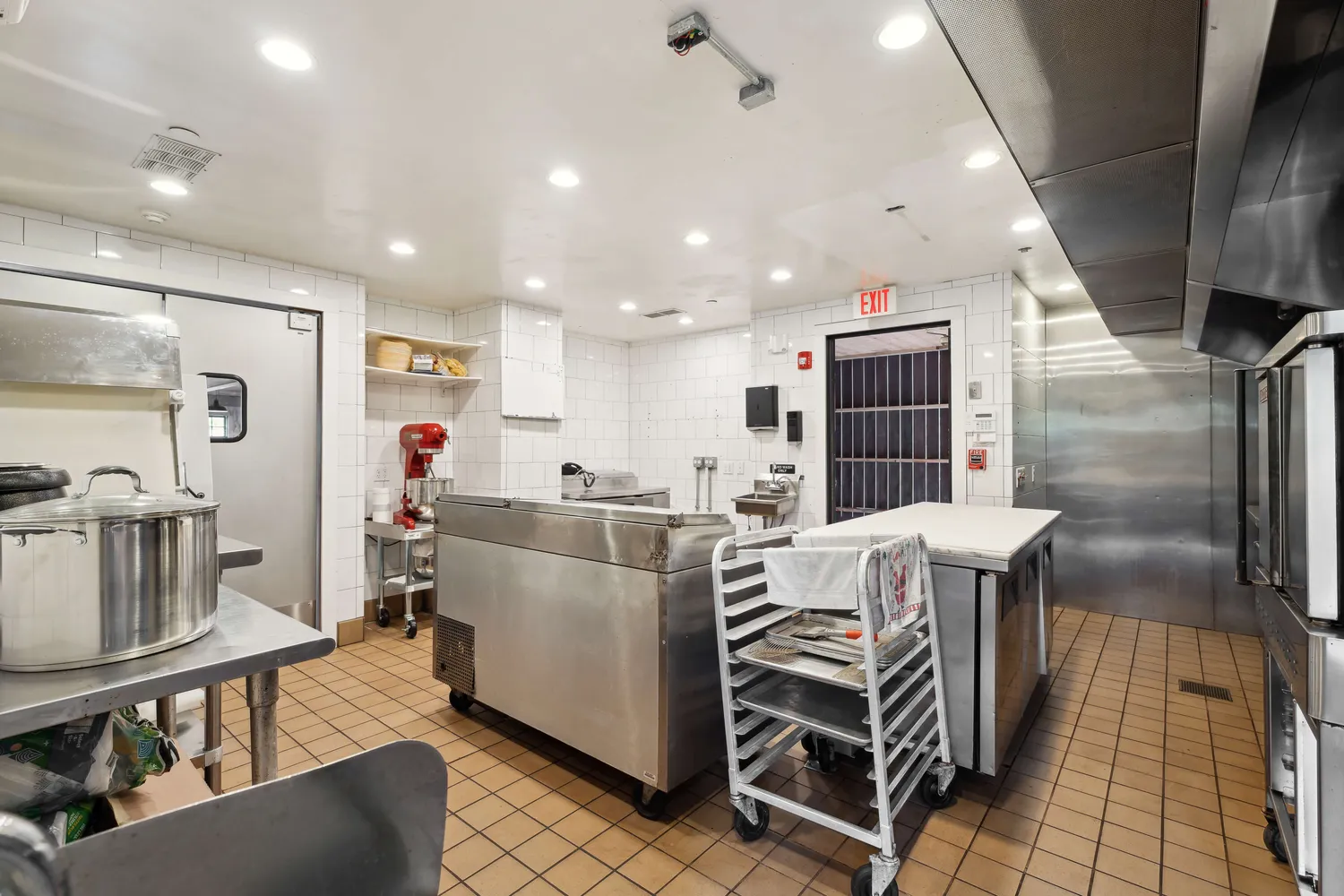 a bed room with furniture and a table