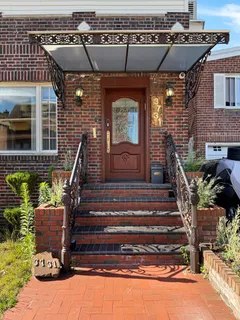 $1,098,000 | 3731 Maple Avenue | Seagate