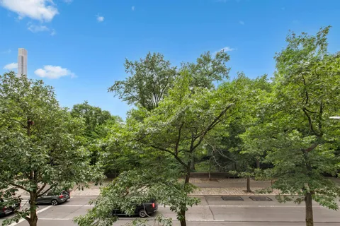 $2,750,000 | 860 5th Avenue, Unit 3H | Lenox Hill