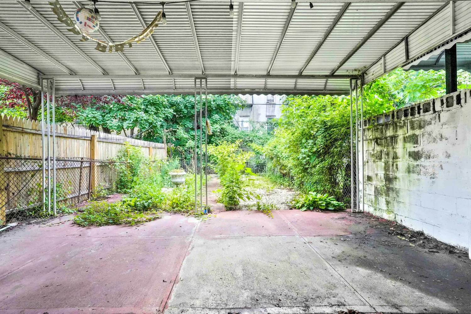 a picture of a wall with a picture on a wall