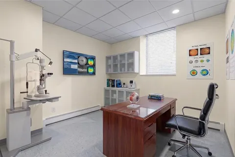 $950,000 | 450 Clinton Street, Unit 1P | Carroll Gardens