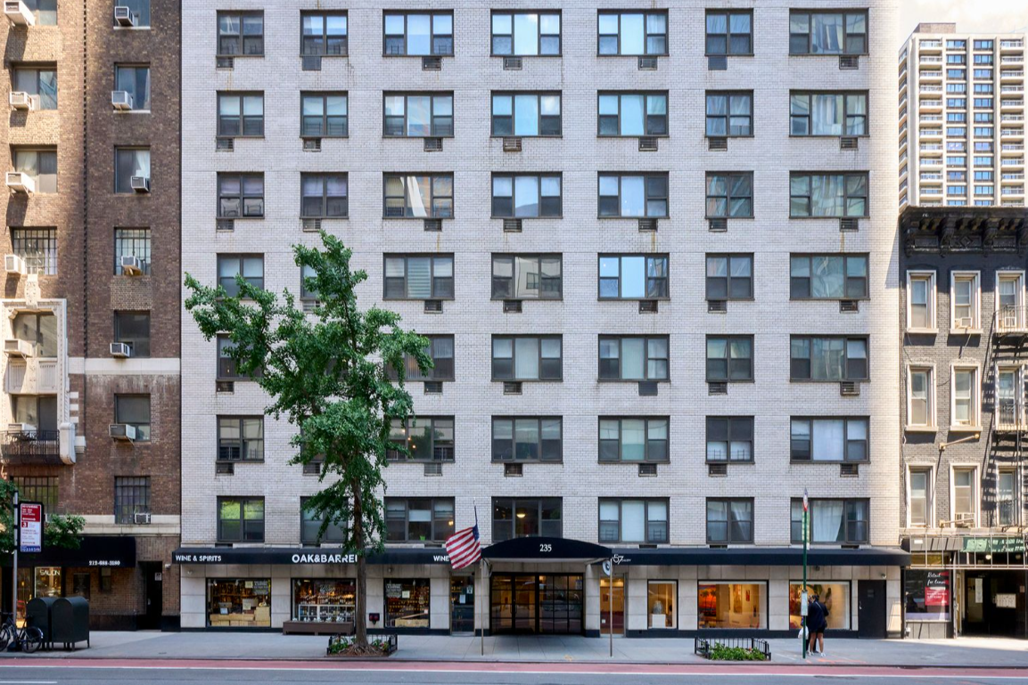 235 East 57th Street, Unit 5D Manhattan, NY 10022 - Photo 9 of 10 a front view of a building