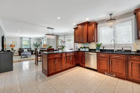$1,265,000 | 2 Heritage Lane, Saugus, MA 01906