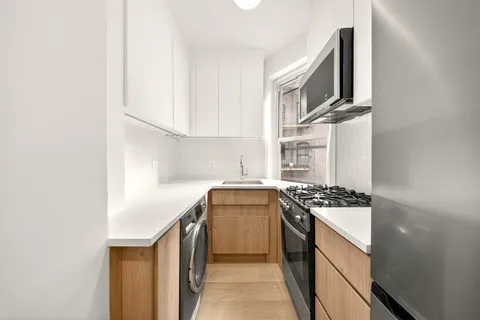 $475,000 | 120 East 83rd Street, Unit 4B | Upper East Side