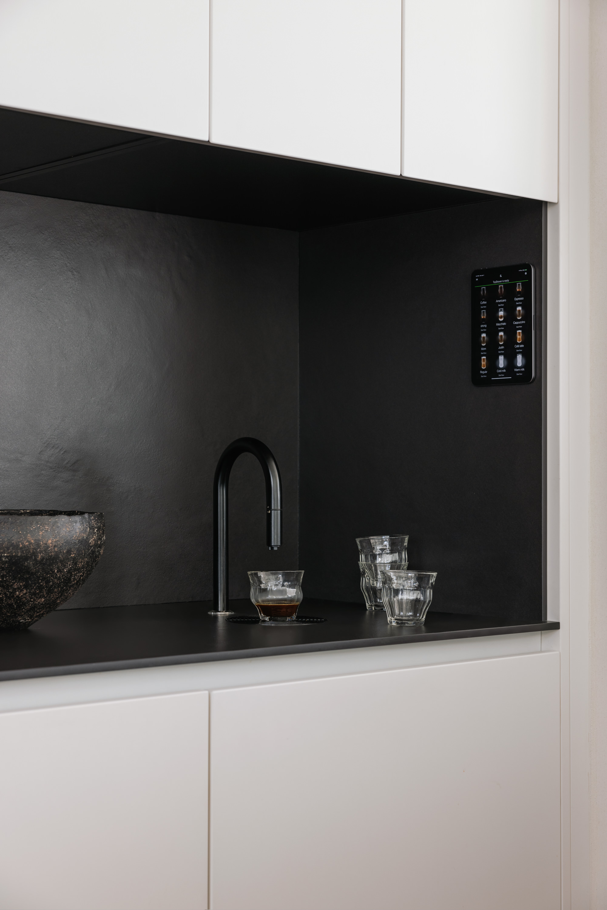 168 Plymouth Street, Unit PHA Brooklyn, NY 11201 - Photo 4 of 21 a close view of table