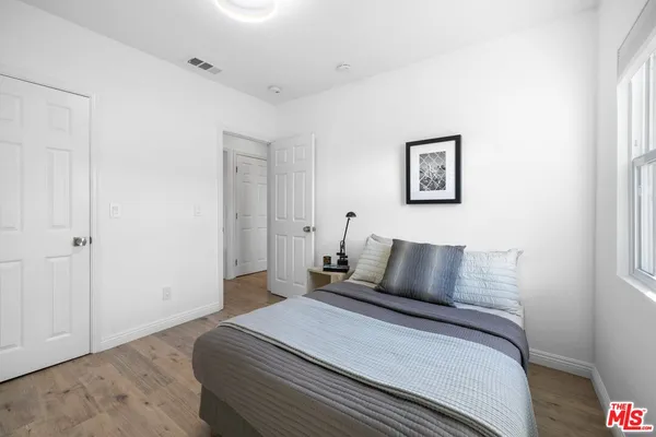 $1,078,000 | 2400 West 74th Street, Los Angeles, CA 90043