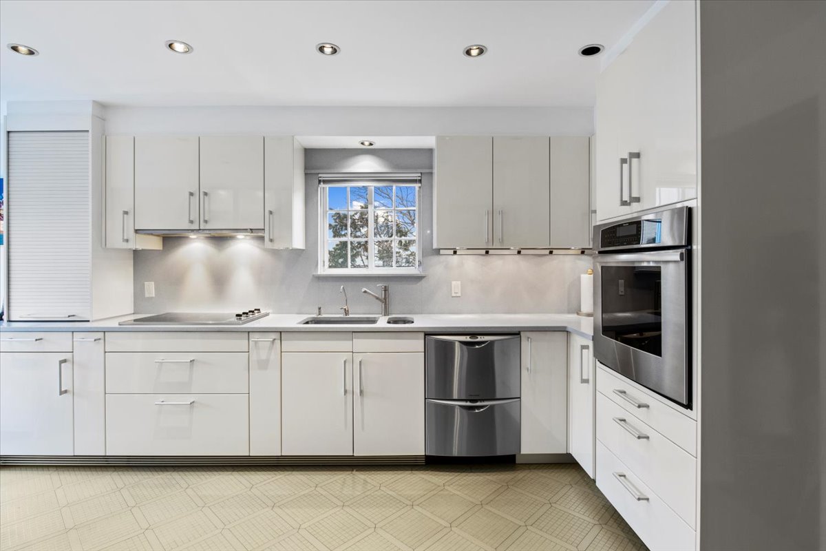 36 Shore Rd Lane Brooklyn, NY 11209 - Photo 11 of 34